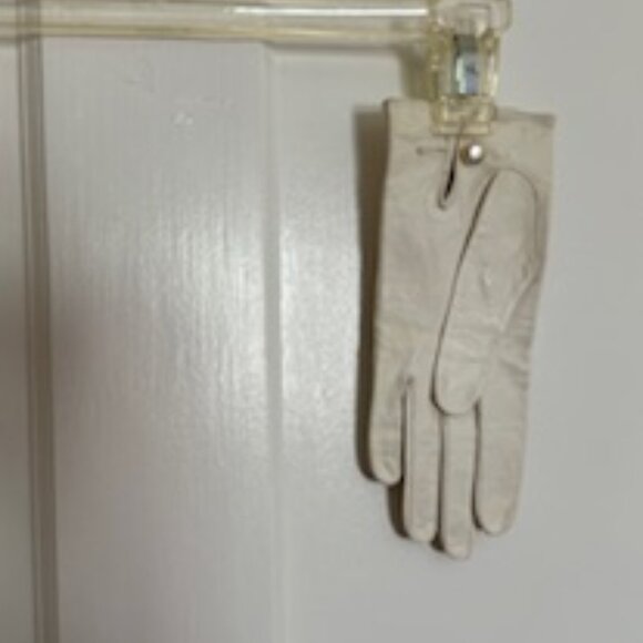 Vintage White Leather Gloves - Picture 2 of 3